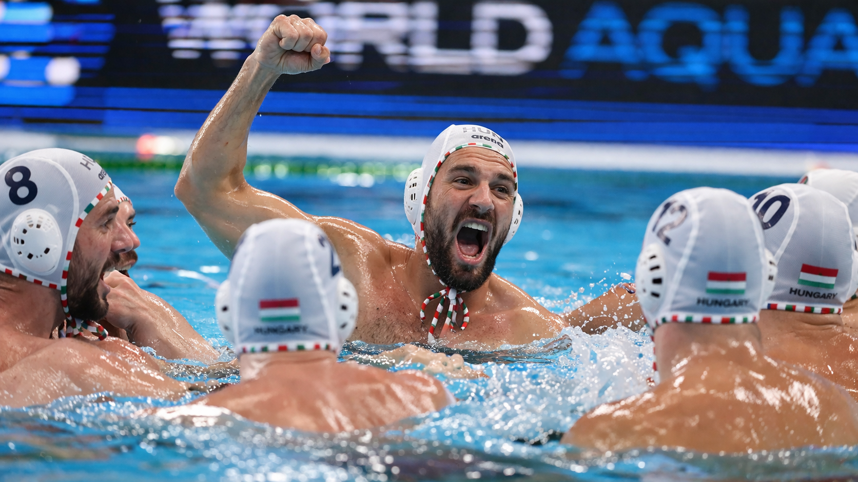 Eufórikus ünneplés a vízben