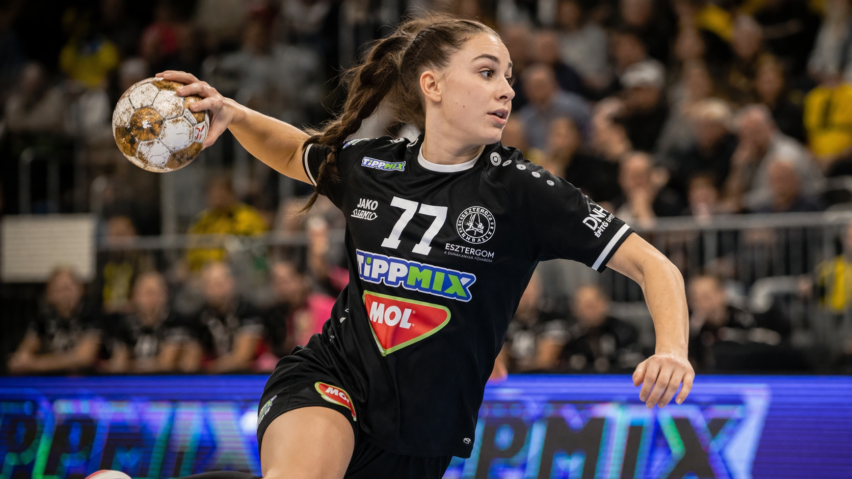 Intenzív kézlabda akció az arénában