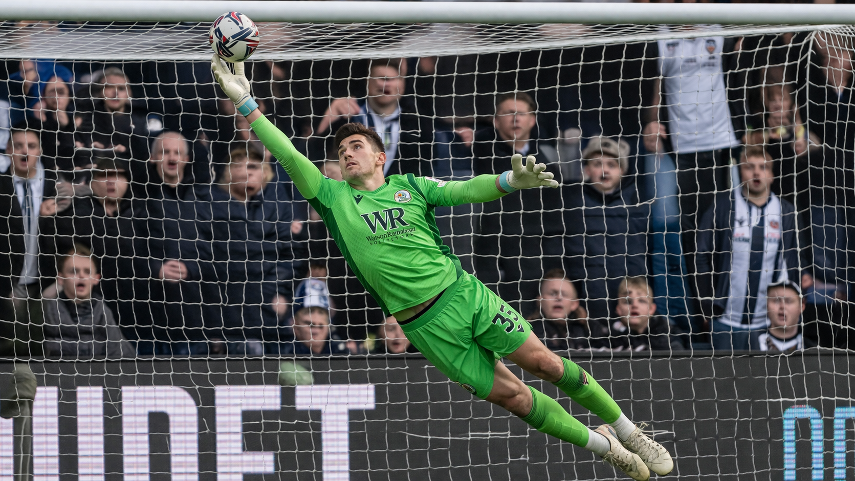 Kapus védés a levegőben